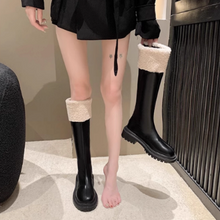 画像をギャラリービューアに読み込む, 雪道で手をつなぐ特別な夜のムートンロングブーツ _K0261