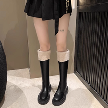 画像をギャラリービューアに読み込む, 雪道で手をつなぐ特別な夜のムートンロングブーツ _K0261