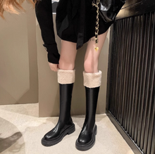 画像をギャラリービューアに読み込む, 雪道で手をつなぐ特別な夜のムートンロングブーツ _K0261