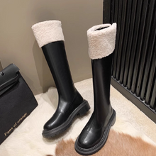 画像をギャラリービューアに読み込む, 雪道で手をつなぐ特別な夜のムートンロングブーツ _K0261