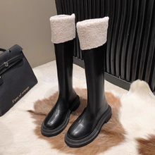画像をギャラリービューアに読み込む, 雪道で手をつなぐ特別な夜のムートンロングブーツ _K0261