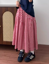 画像をギャラリービューアに読み込む, キャンディーショップで甘い香りに包まれながら歩くギンガムロング_K0177