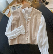 画像をギャラリービューアに読み込む, 花瓶に挿した白いカーネーションのようなクラシカルニット_K0199