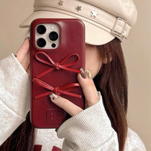 画像をギャラリービューアに読み込む, 冬のカフェでそっと結んだ二つのリボンが寄り添うレザー調クラシックiPhoneケース _K0239
