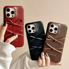 画像をギャラリービューアに読み込む, 冬のカフェでそっと結んだ二つのリボンが寄り添うレザー調クラシックiPhoneケース _K0239