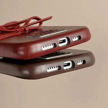 画像をギャラリービューアに読み込む, 冬のカフェでそっと結んだ二つのリボンが寄り添うレザー調クラシックiPhoneケース _K0239