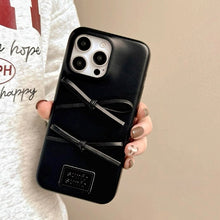 画像をギャラリービューアに読み込む, 冬のカフェでそっと結んだ二つのリボンが寄り添うレザー調クラシックiPhoneケース _K0239