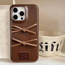 画像をギャラリービューアに読み込む, 冬のカフェでそっと結んだ二つのリボンが寄り添うレザー調クラシックiPhoneケース _K0239