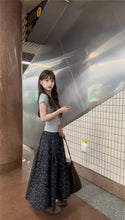 画像をギャラリービューアに読み込む, 小さな駅のホームで夏風に揺れる彼女のモノトーン花柄スカートのコーデセット_K0096