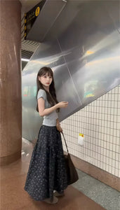 小さな駅のホームで夏風に揺れる彼女のモノトーン花柄スカートのコーデセット_K0096