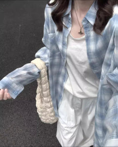 潮風が髪をなでる朝、デニムと馴染むくすみブルーのシャツコーデ_K0133