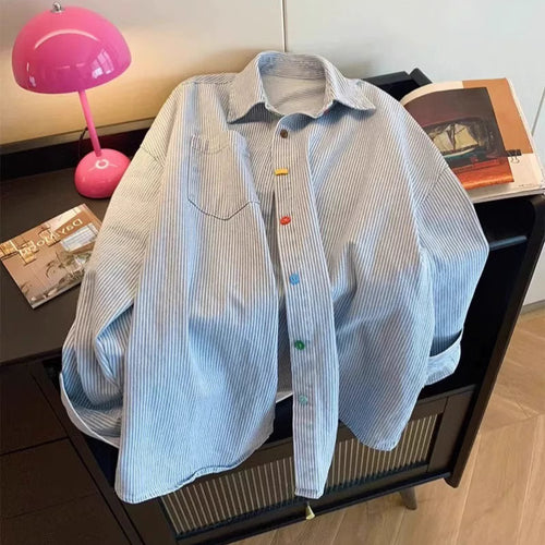 雨上がりの路地でくしゃっと笑う女の子のストライプシャツ_K0206