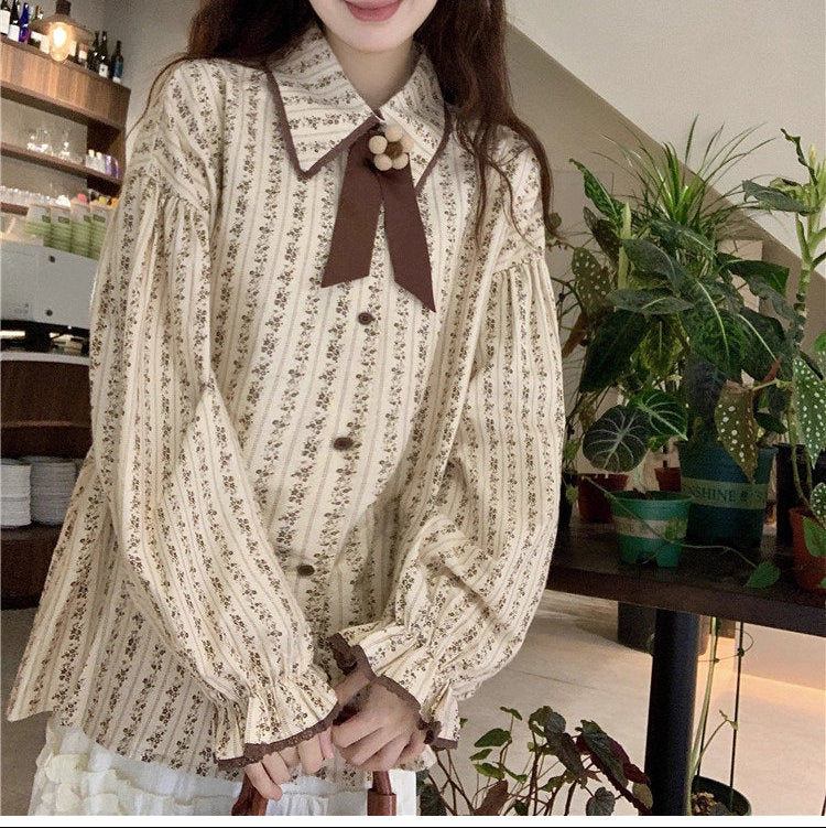 ウィーンのカフェでケーキを味わう少女のアンティークコーデ_K0200