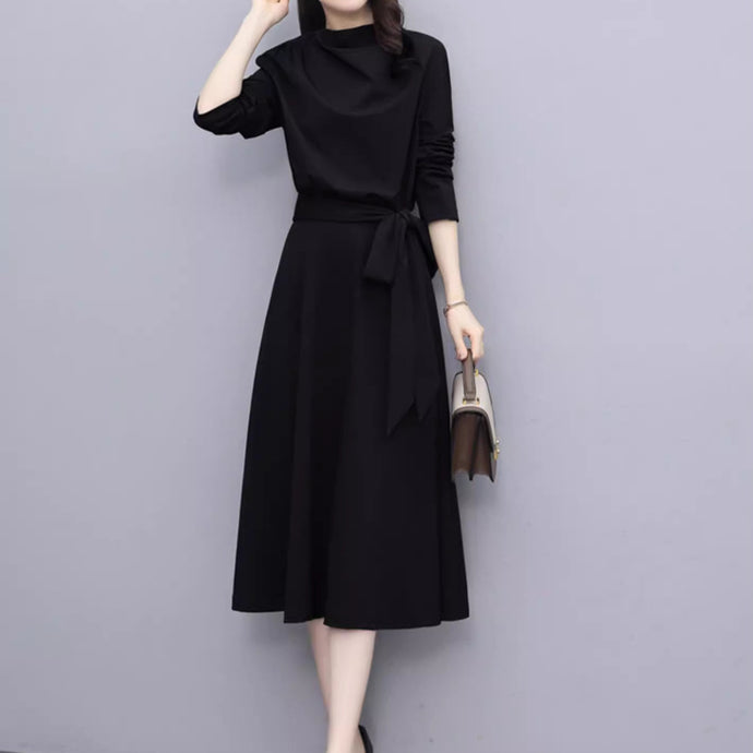 肌寒い夕暮れにトレンチコートの下からふわりと覗く上品ドレープワンピース _K0226