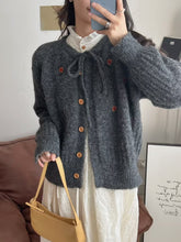 画像をギャラリービューアに読み込む, 【数量限定復刻】秋の窓辺でそっと微笑む彼女のリボンタイフラワー刺繡カーディガン _K0238