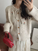 画像をギャラリービューアに読み込む, 【数量限定復刻】秋の窓辺でそっと微笑む彼女のリボンタイフラワー刺繡カーディガン _K0238