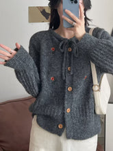 画像をギャラリービューアに読み込む, 【数量限定復刻】秋の窓辺でそっと微笑む彼女のリボンタイフラワー刺繡カーディガン _K0238