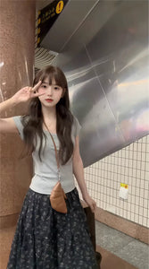 小さな駅のホームで夏風に揺れる彼女のモノトーン花柄スカートのコーデセット_K0096