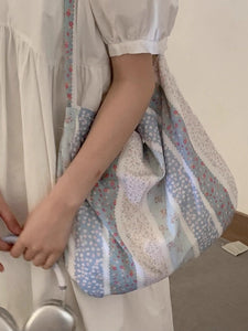 レースのスカーフがきゅっと結ばれた、ブルーの花柄トートバッグ_K0130