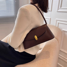 画像をギャラリービューアに読み込む, しなやかに流れるワンショルダーが際立つクラシカルボタンバッグ _K0240