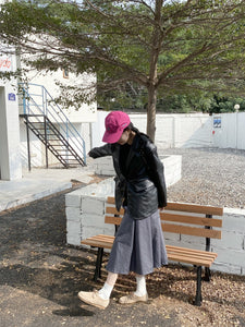 パリの公園でランチをする本革スエードモカシンシューズ_N1731