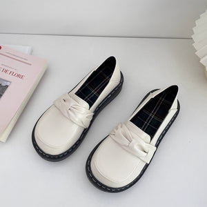 パリの文具店で便箋を選んでいた彼女のパンプス_K0038
