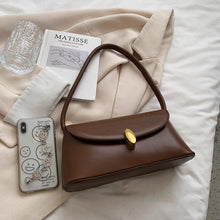 画像をギャラリービューアに読み込む, しなやかに流れるワンショルダーが際立つクラシカルボタンバッグ _K0240