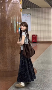 小さな駅のホームで夏風に揺れる彼女のモノトーン花柄スカートのコーデセット_K0096