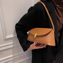 画像をギャラリービューアに読み込む, しなやかに流れるワンショルダーが際立つクラシカルボタンバッグ _K0240