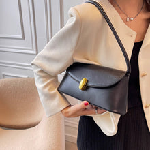 画像をギャラリービューアに読み込む, しなやかに流れるワンショルダーが際立つクラシカルボタンバッグ _K0240