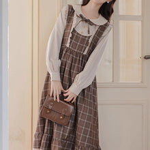画像をギャラリービューアに読み込む, 暖炉の前で物語を読む少女のクラシックなチェックワンピース _K0263