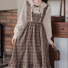 画像をギャラリービューアに読み込む, 暖炉の前で物語を読む少女のクラシックなチェックワンピース _K0263
