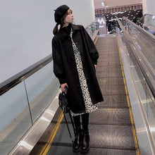 画像をギャラリービューアに読み込む, 花束を抱えて静かな朝の街を歩く少女のウエストベルトコート _K0262