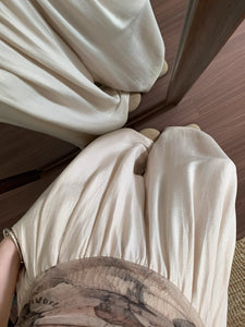 風の通り道でスケッチブックを開く、彼女のワイドシルエットパンツ_K0139