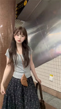 画像をギャラリービューアに読み込む, 小さな駅のホームで夏風に揺れる彼女のモノトーン花柄スカートのコーデセット_K0096