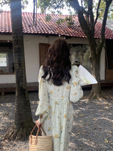 画像をギャラリービューアに読み込む, 【新作早割3/18まで】お花畑がキレイな公園でピクニックをする花柄パフスリーブワンピース_N3501