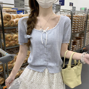 ボートを漕ぐ彼の横顔と、胸元に光るリボンニット_K0166