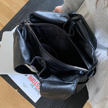 画像をギャラリービューアに読み込む, 雨の日の駅ホームで待ち合わせする彼女のブラックバッグ_K0205