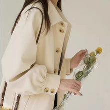 画像をギャラリービューアに読み込む, 花束を抱えて静かな朝の街を歩く少女のウエストベルトコート _K0262