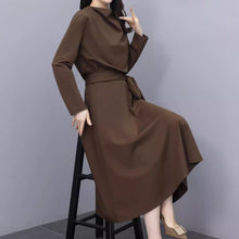 画像をギャラリービューアに読み込む, 肌寒い夕暮れにトレンチコートの下からふわりと覗く上品ドレープワンピース _K0226