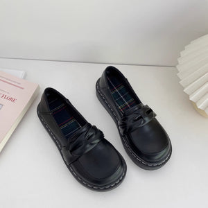 パリの文具店で便箋を選んでいた彼女のパンプス_K0038