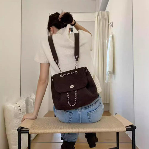 甘くほろ苦いモカの香りを纏ったチェーンバッグの物語_K0229