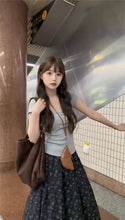 画像をギャラリービューアに読み込む, 小さな駅のホームで夏風に揺れる彼女のモノトーン花柄スカートのコーデセット_K0096