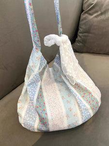 レースのスカーフがきゅっと結ばれた、ブルーの花柄トートバッグ_K0130