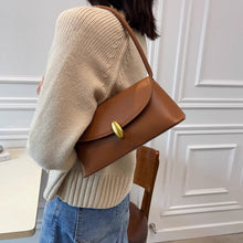 画像をギャラリービューアに読み込む, しなやかに流れるワンショルダーが際立つクラシカルボタンバッグ _K0240