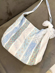 レースのスカーフがきゅっと結ばれた、ブルーの花柄トートバッグ_K0130