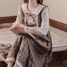 画像をギャラリービューアに読み込む, 暖炉の前で物語を読む少女のクラシックなチェックワンピース _K0263
