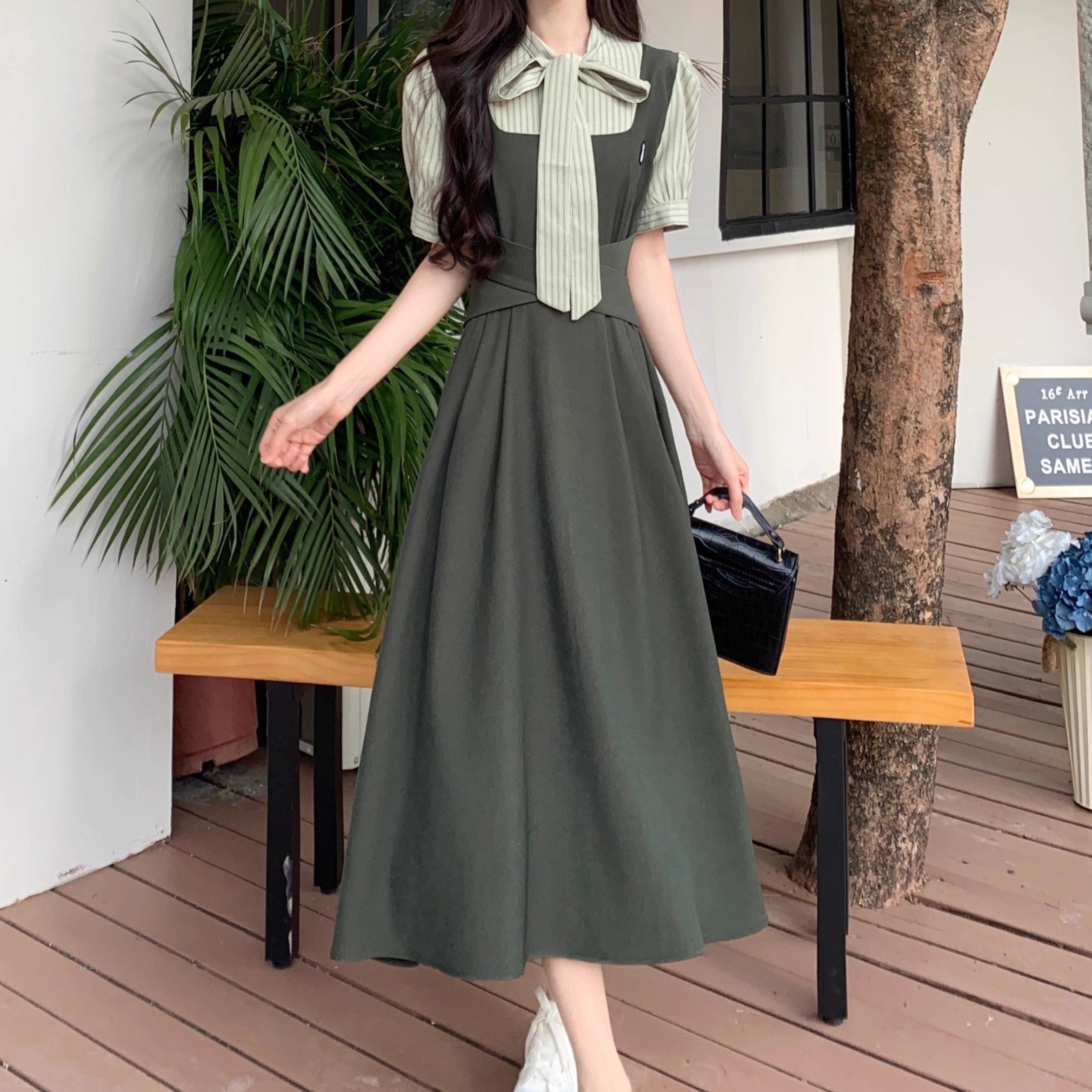 落ち葉舞う並木道を歩くときのクラシカルガーリーワンピース_K0142