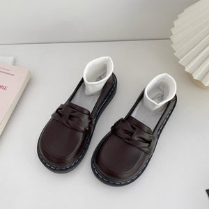 パリの文具店で便箋を選んでいた彼女のパンプス_K0038