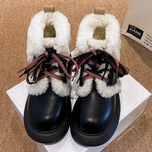 画像をギャラリービューアに読み込む, イチョウ並木を手を繋いで歩く恋する女の子のふわもこショートブーツ _K0249